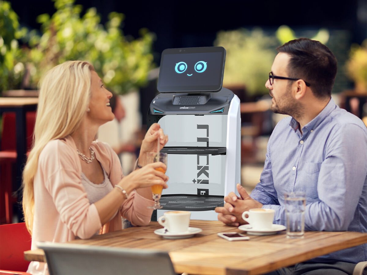 Robot kelner Lucki w kawiarni z pracownikiem